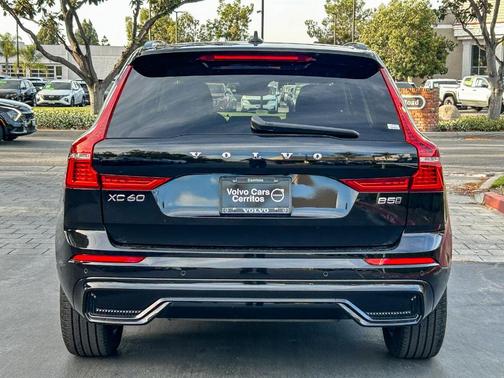 Onyx Black Metallic 2025 Volvo XC60 B5 Plus