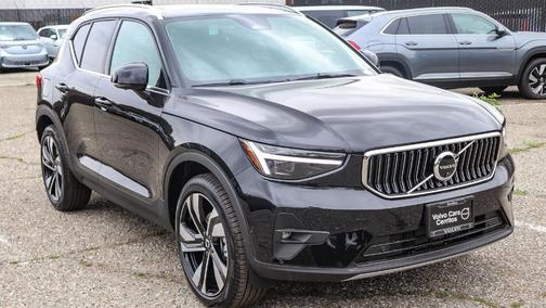 2025 Volvo XC40 B5 Plus Bright Theme