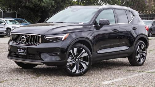 2025 Volvo XC40 B5 Plus Bright Theme
