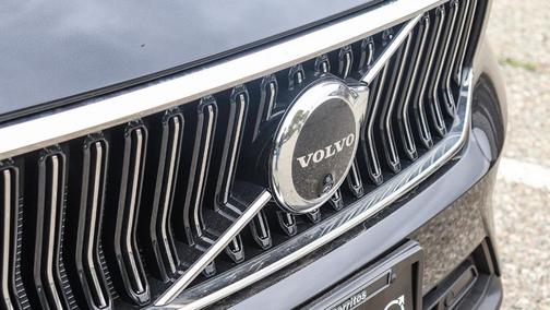 2025 Volvo XC40 B5 Plus Bright Theme