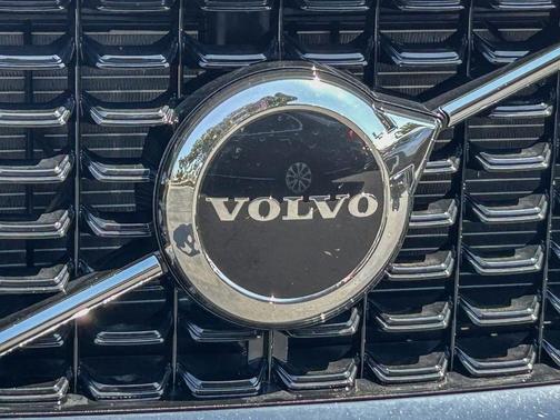 Bright 2025 Volvo XC60 B5 Core