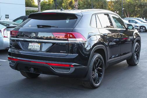 Deep Black Pearl Effect 2023 Volkswagen Atlas Cross Sport 3.6L V6 SE w/Technology