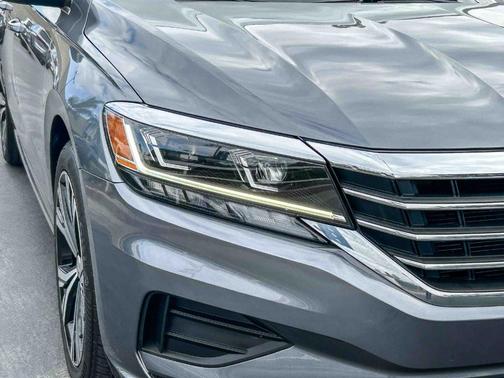 Platinum Gray Metallic 2022 Volkswagen Passat 2.0T SE