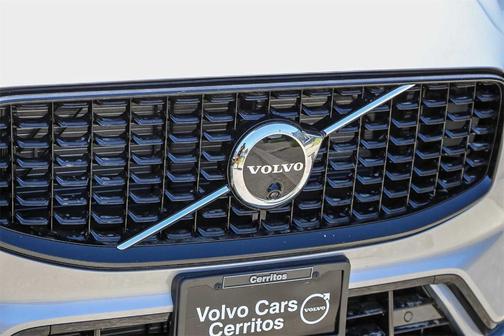 2025 Volvo XC60 B5 Ultra