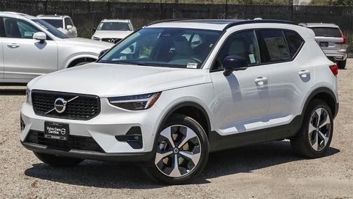 2025 Volvo XC40 B5 Plus Dark Theme