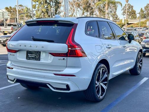 Crystal White 2023 Volvo XC60 B5 Ultimate Dark Theme