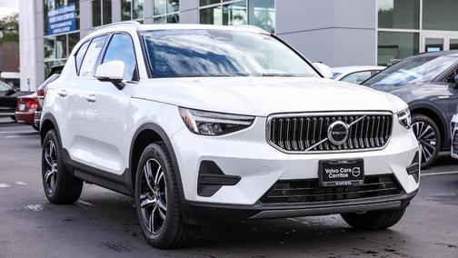 2025 Volvo XC40 B5 Core Bright Theme