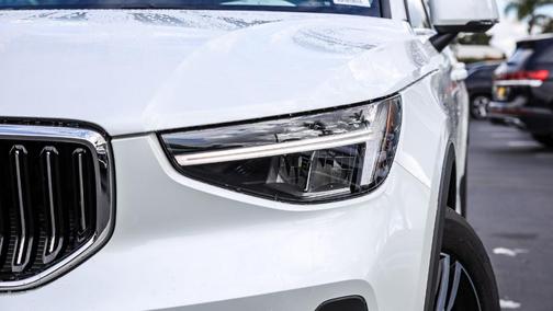 2025 Volvo XC40 B5 Core Bright Theme