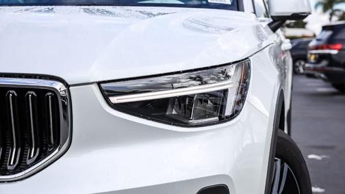 2025 Volvo XC40 B5 Core Bright Theme