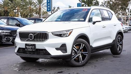 2025 Volvo XC40 B5 Core Bright Theme