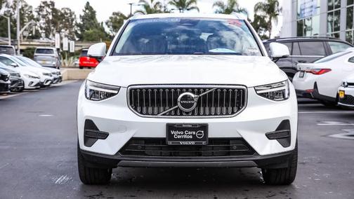 2025 Volvo XC40 B5 Core Bright Theme