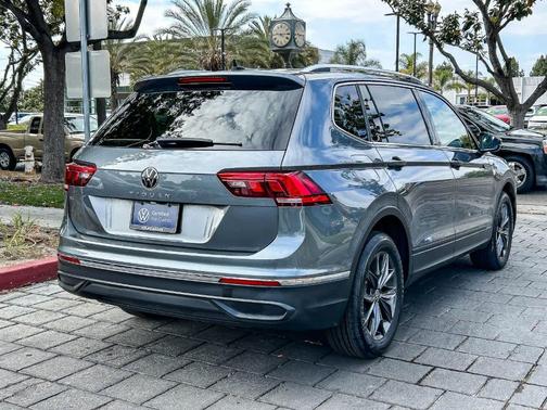 Platinum Gray Metallic 2023 Volkswagen Tiguan 2.0T SE