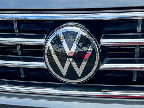 Platinum Gray Metallic 2023 Volkswagen Tiguan 2.0T SE