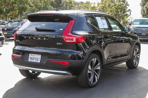 Onyx Black Metallic 2025 Volvo XC40 B5 Plus Bright Theme