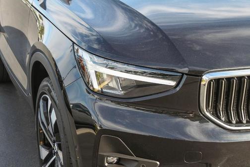 Onyx Black Metallic 2025 Volvo XC40 B5 Plus Bright Theme