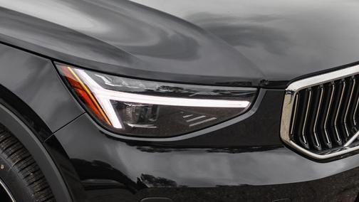 2025 Volvo XC40 B5 Ultra Bright Theme