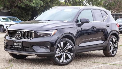 2025 Volvo XC40 B5 Ultra Bright Theme