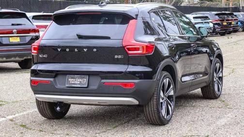 2025 Volvo XC40 B5 Ultra Bright Theme