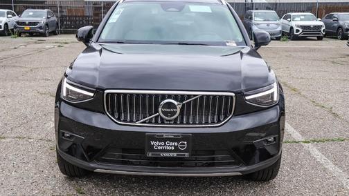 2025 Volvo XC40 B5 Ultra Bright Theme