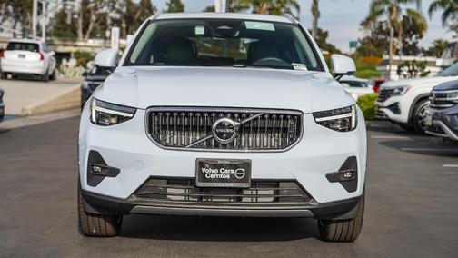 2025 Volvo XC40 B5 Plus Bright Theme