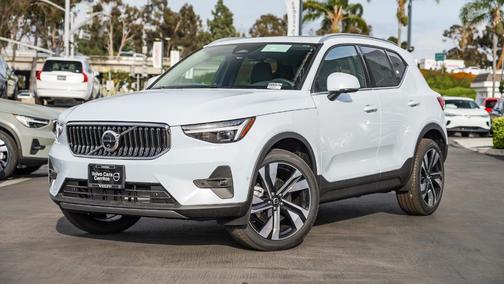 2025 Volvo XC40 B5 Plus Bright Theme