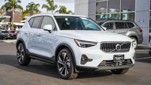 2025 Volvo XC40 B5 Plus Bright Theme