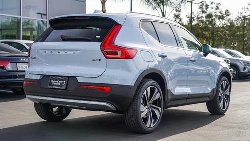 2025 Volvo XC40 B5 Plus Bright Theme