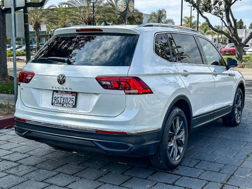 Opal White Pearl Effect 2023 Volkswagen Tiguan 2.0T SE
