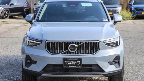 2025 Volvo XC40 B5 Plus Bright Theme
