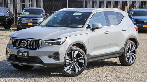2025 Volvo XC40 B5 Plus Bright Theme