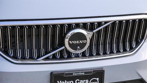 2025 Volvo XC40 B5 Plus Bright Theme