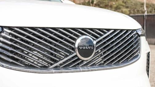 Crystal White 2025 Volvo XC90 B6 Core