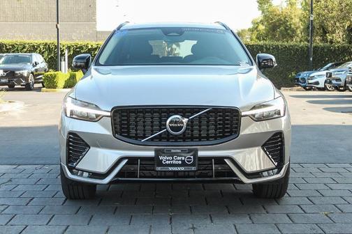 Bright 2025 Volvo XC60 B5 Core