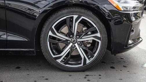 2024 Volvo S60 B5 Plus Dark Theme