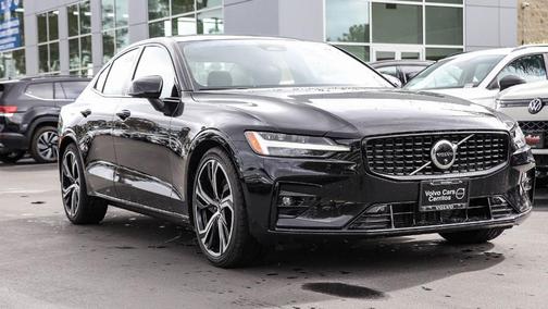 2024 Volvo S60 B5 Plus Dark Theme