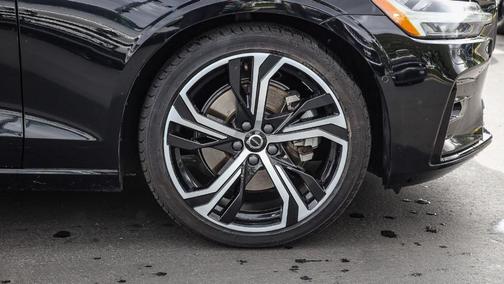 2024 Volvo S60 B5 Plus Dark Theme