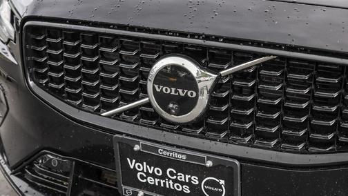 2024 Volvo S60 B5 Plus Dark Theme