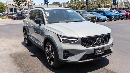 2025 Volvo XC40 B5 Ultra Dark Theme