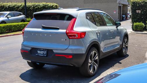 2025 Volvo XC40 B5 Ultra Dark Theme