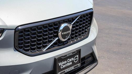 2025 Volvo XC40 B5 Ultra Dark Theme