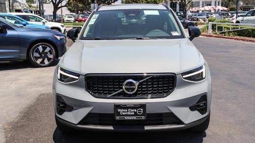 2025 Volvo XC40 B5 Ultra Dark Theme