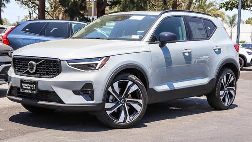 2025 Volvo XC40 B5 Ultra Dark Theme