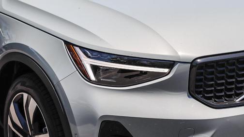 2025 Volvo XC40 B5 Ultra Dark Theme