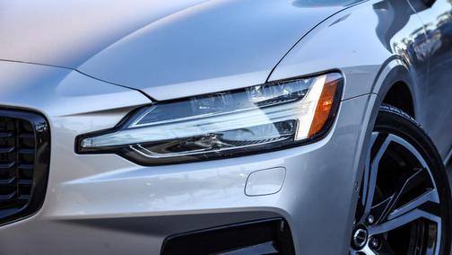 2024 Volvo S60 B5 Plus Dark Theme