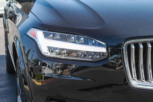 Onyx Black Metallic 2023 Volvo XC90 B6 Plus 7-Seater