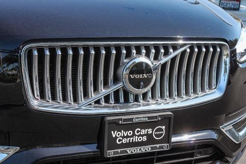 Onyx Black Metallic 2023 Volvo XC90 B6 Plus 7-Seater
