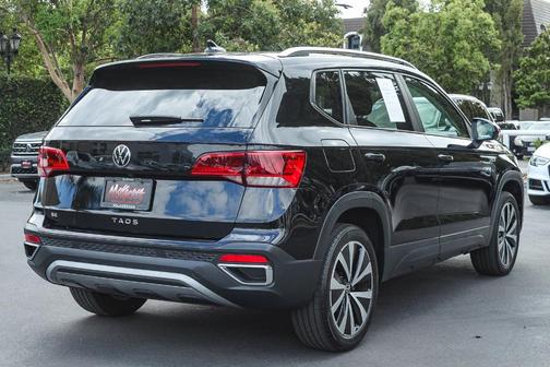 Deep Black Pearl Effect 2023 Volkswagen Taos 1.5T SE