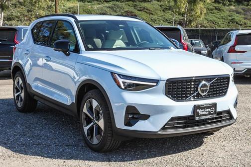 2026 Volvo XC40 B5 Plus