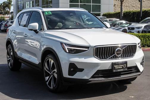 2025 Volvo XC40 B5 Plus Bright Theme