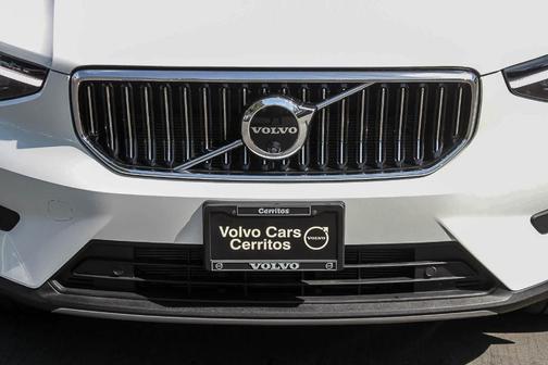2025 Volvo XC40 B5 Plus Bright Theme